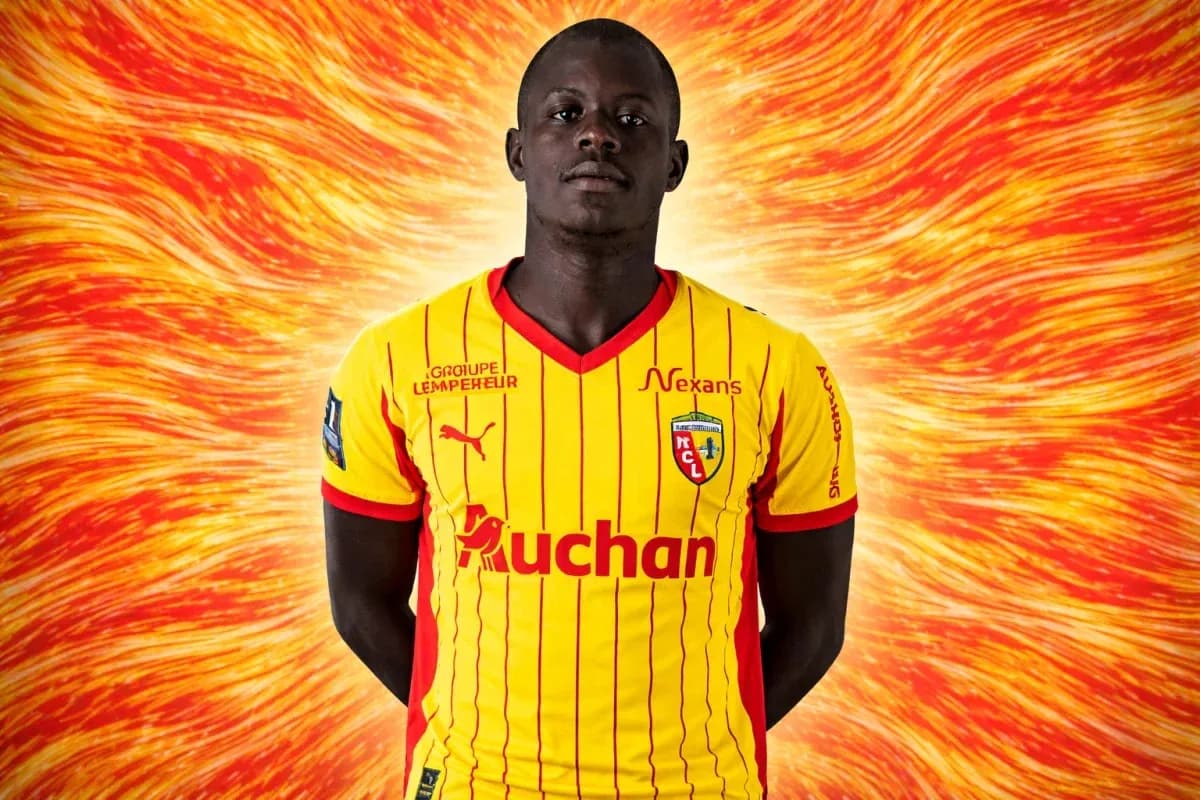 Игрок в желтой форме клуба RC Lens на фоне