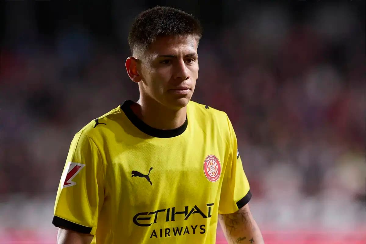 Игрок в желтой форме Girona FC на поле