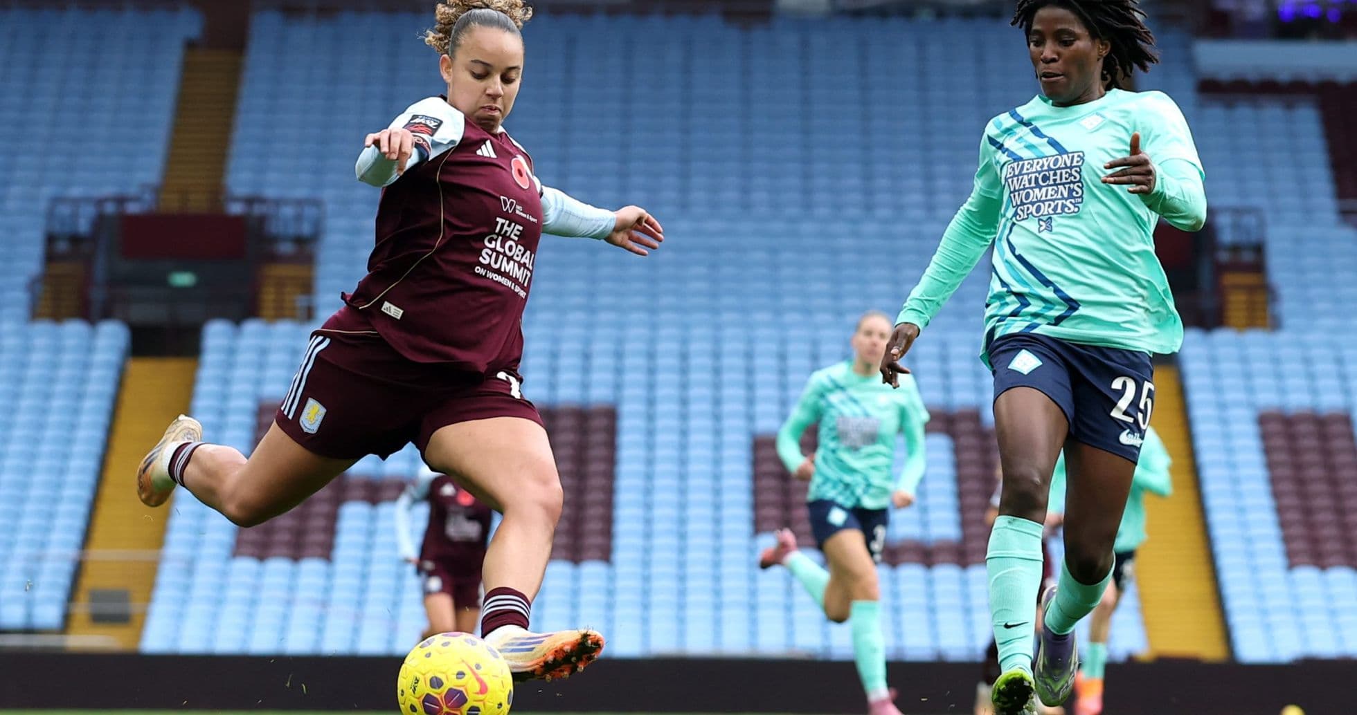 Игроки Aston Villa и London City Lionesses на поле