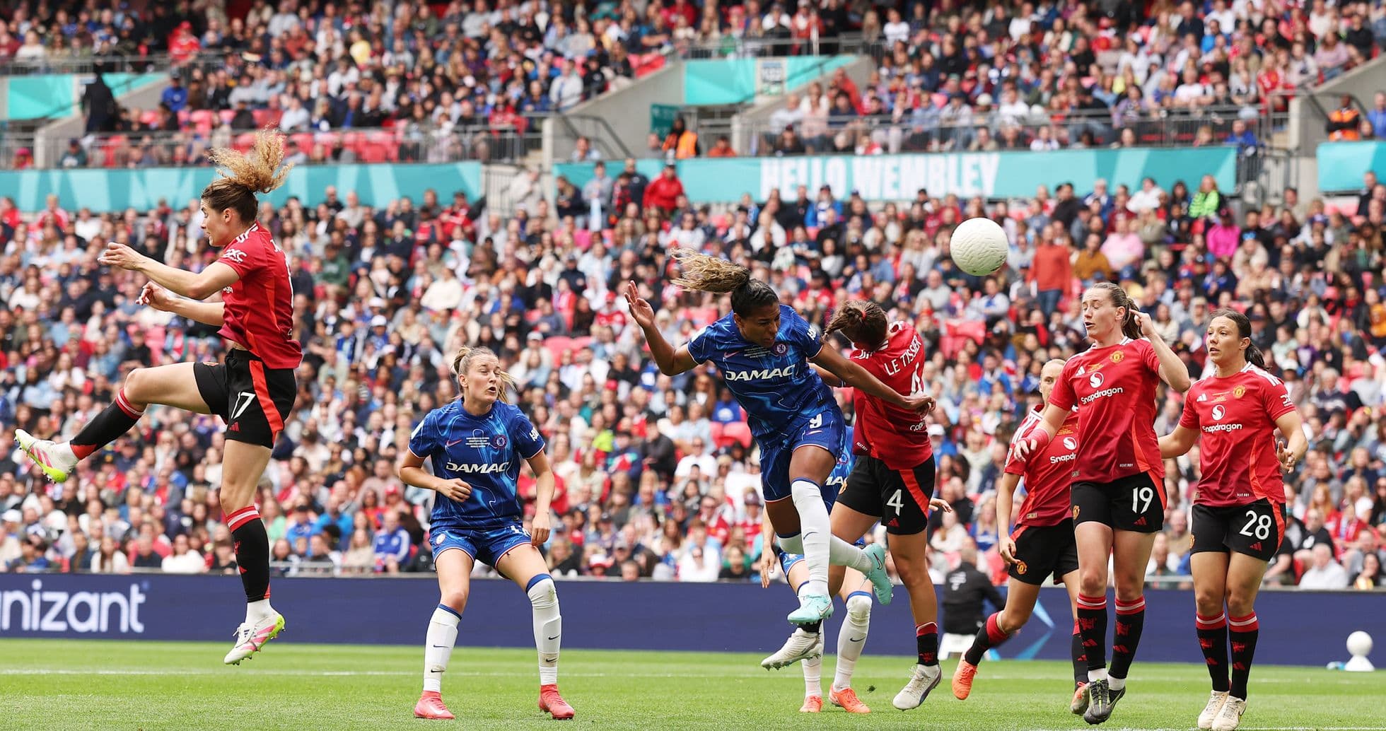 Игроки Chelsea и Manchester United в воздухе