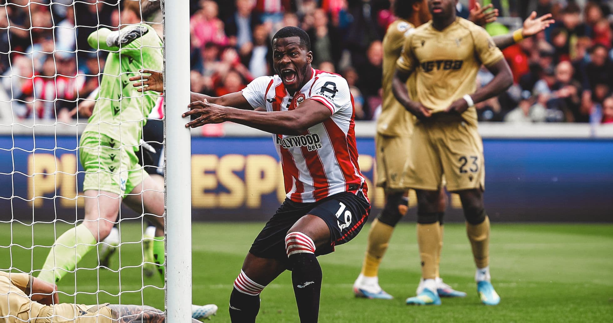 Игрок Brentford празднует гол в матче