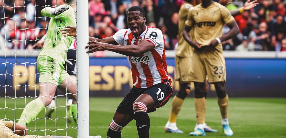 Игрок Brentford празднует гол в матче