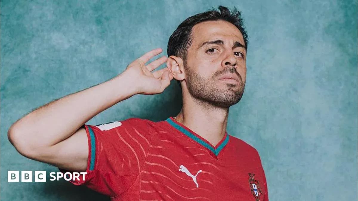 Игрок в красной футболке с логотипом Puma
