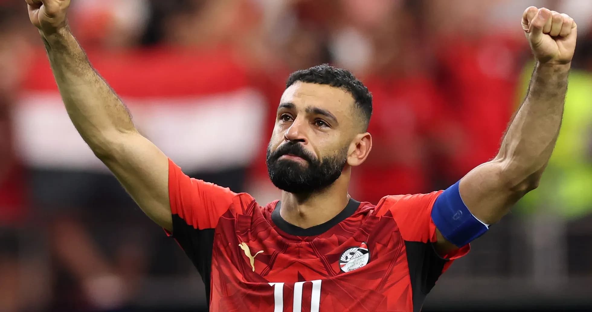 Игрок Египта поднимает руку после матча