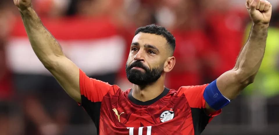Игрок Египта поднимает руку после матча