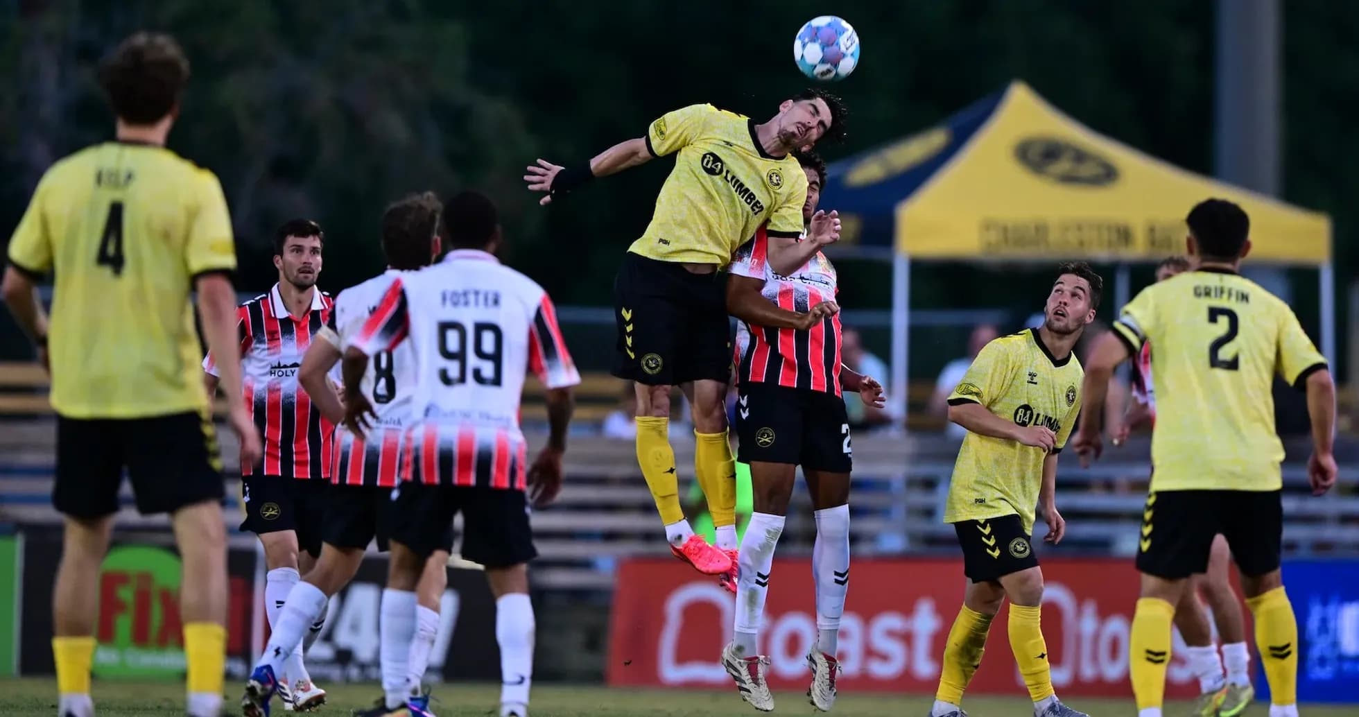 Игроки Charleston Battery и Pittsburgh Riverhounds на поле
