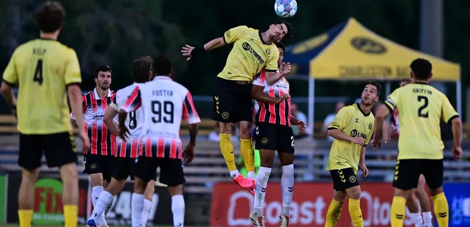 Игроки Charleston Battery и Pittsburgh Riverhounds на поле