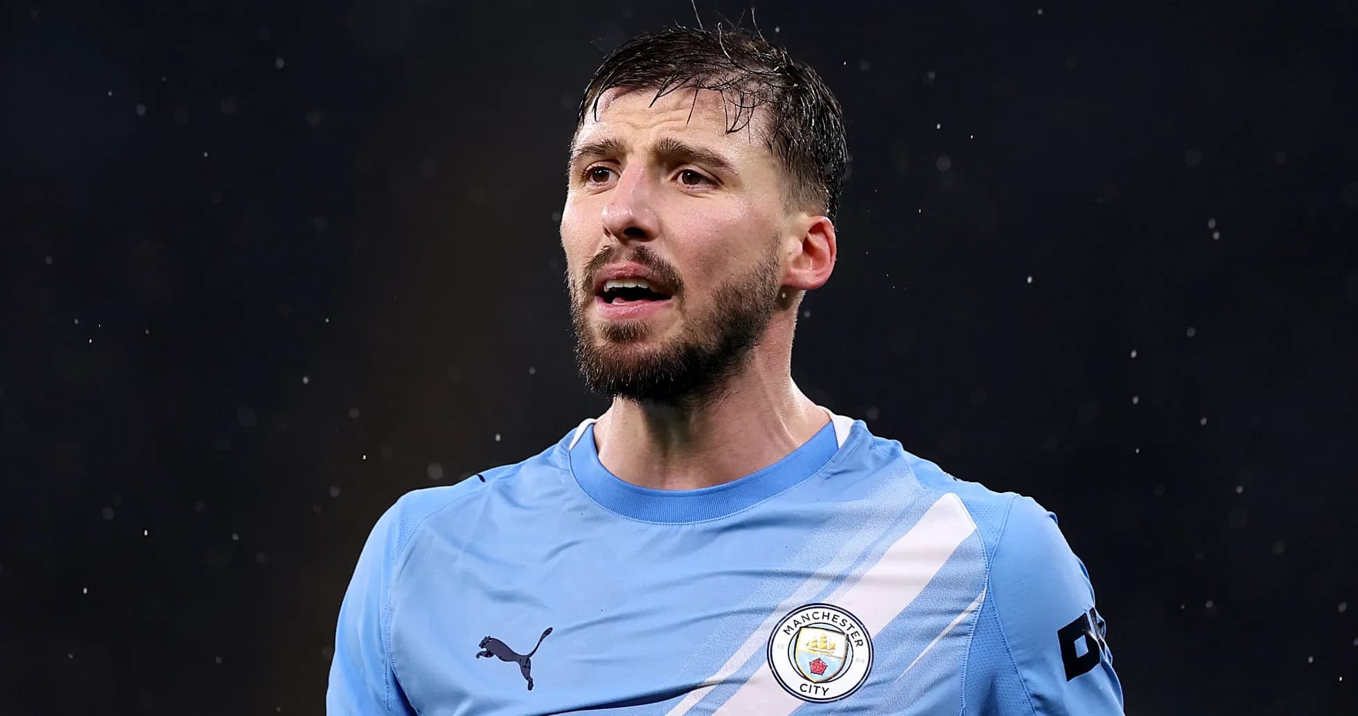 Игрок Manchester City во время матча под дождем