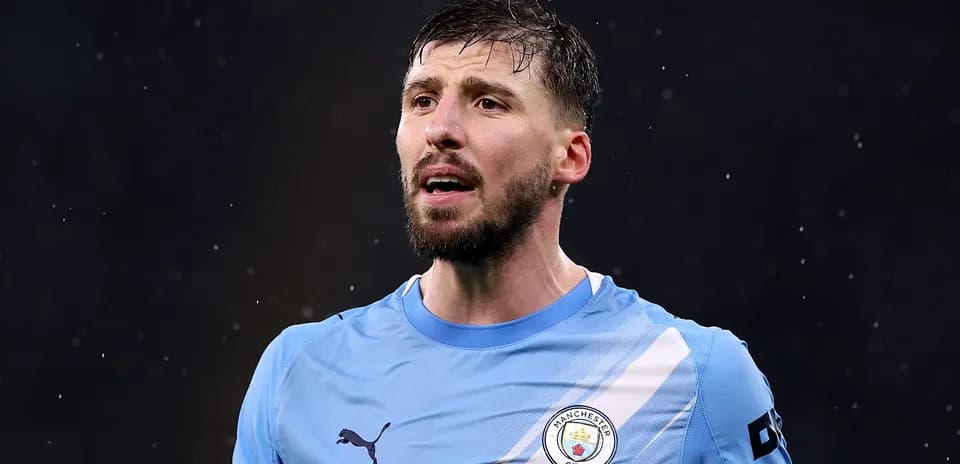 Игрок Manchester City во время матча под дождем