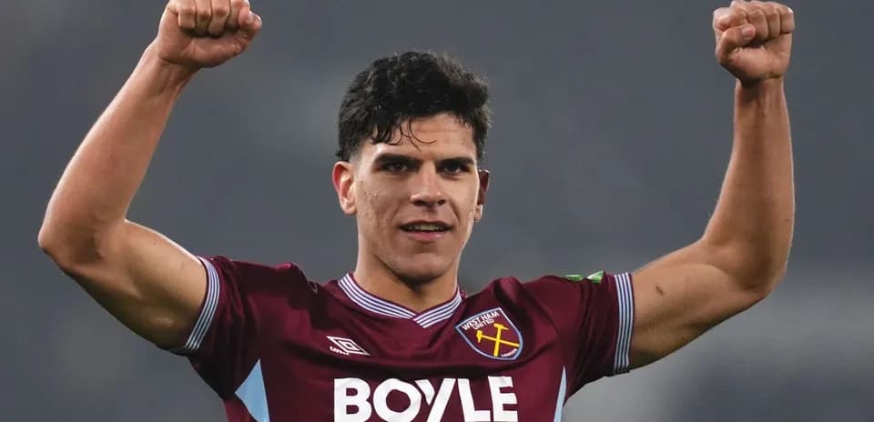 Игрок West Ham United празднует с поднятыми руками