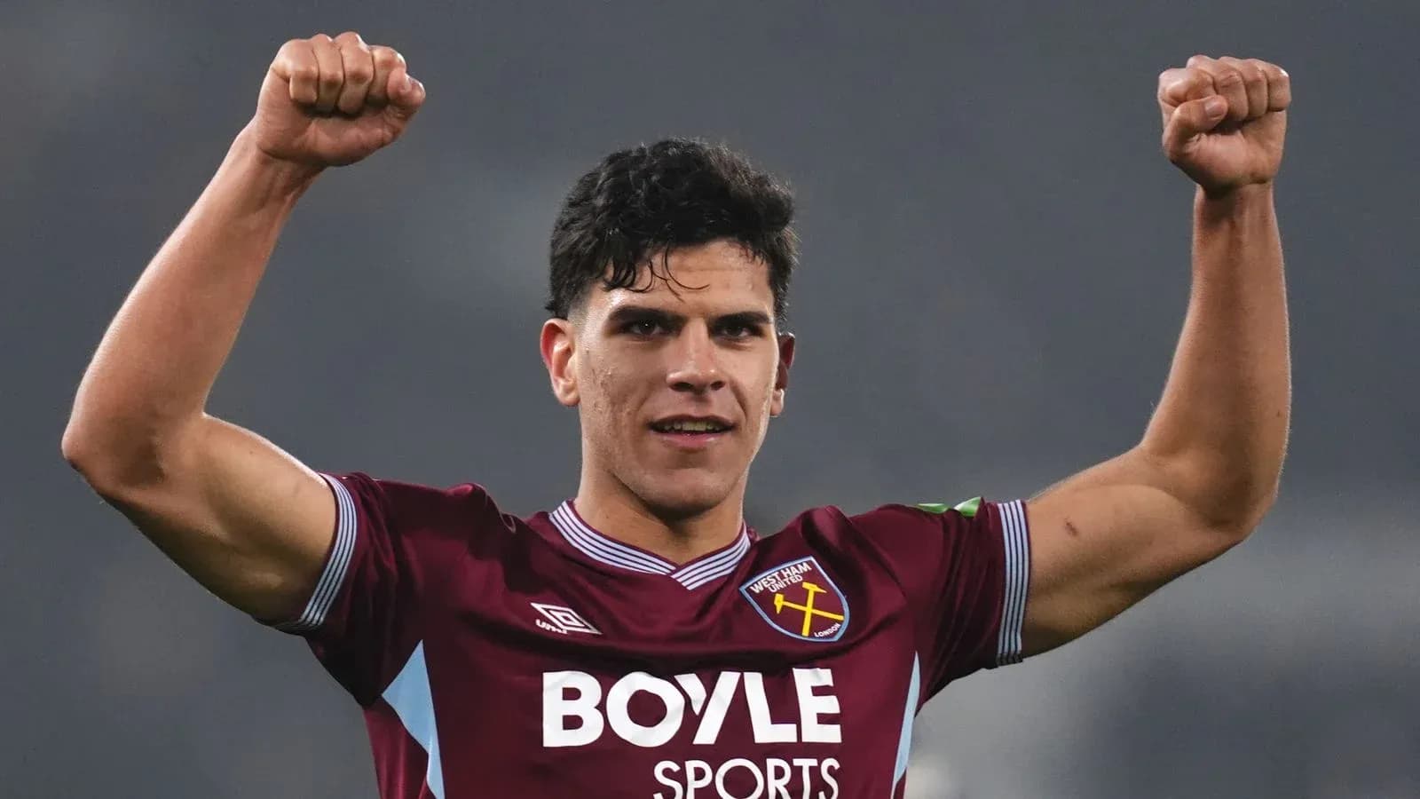 Игрок West Ham United празднует с поднятыми руками