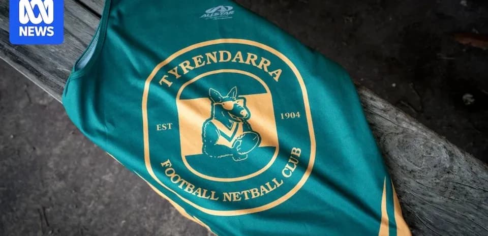 Футбольная форма Tyrendarra Football Netball Club на скамейке