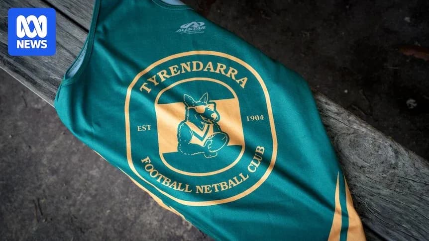 Футбольная форма Tyrendarra Football Netball Club на скамейке