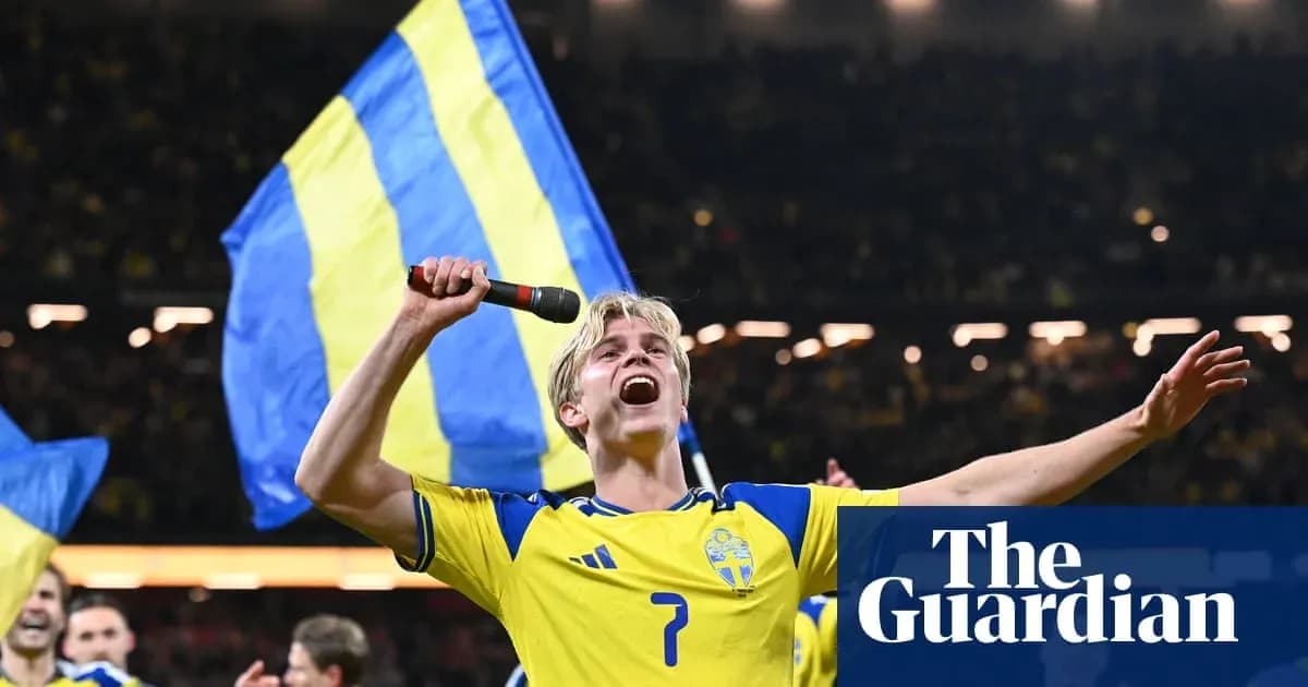 Игрок сборной Швеции с флагом после матча