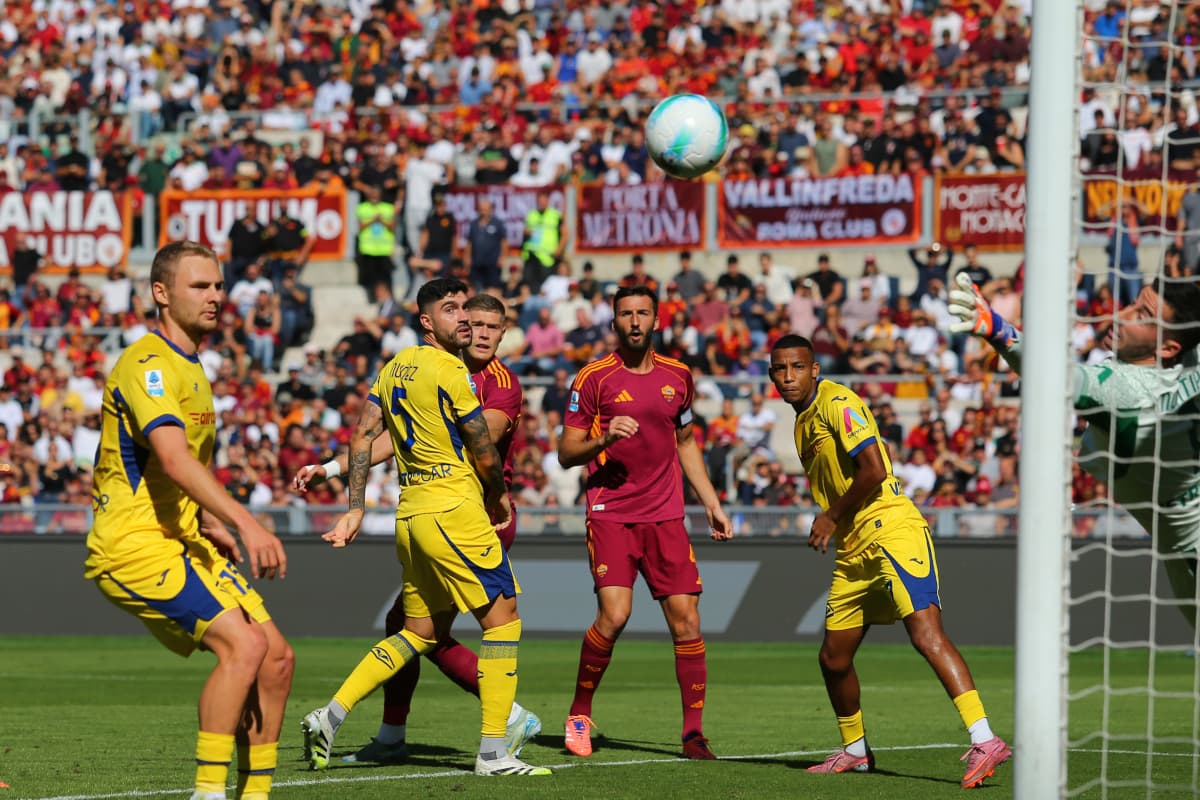 Игроки Hellas Verona и AS Roma в матче