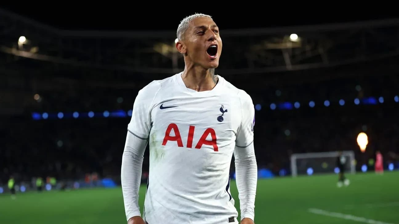 Игрок Тоттенхэма празднует гол на поле