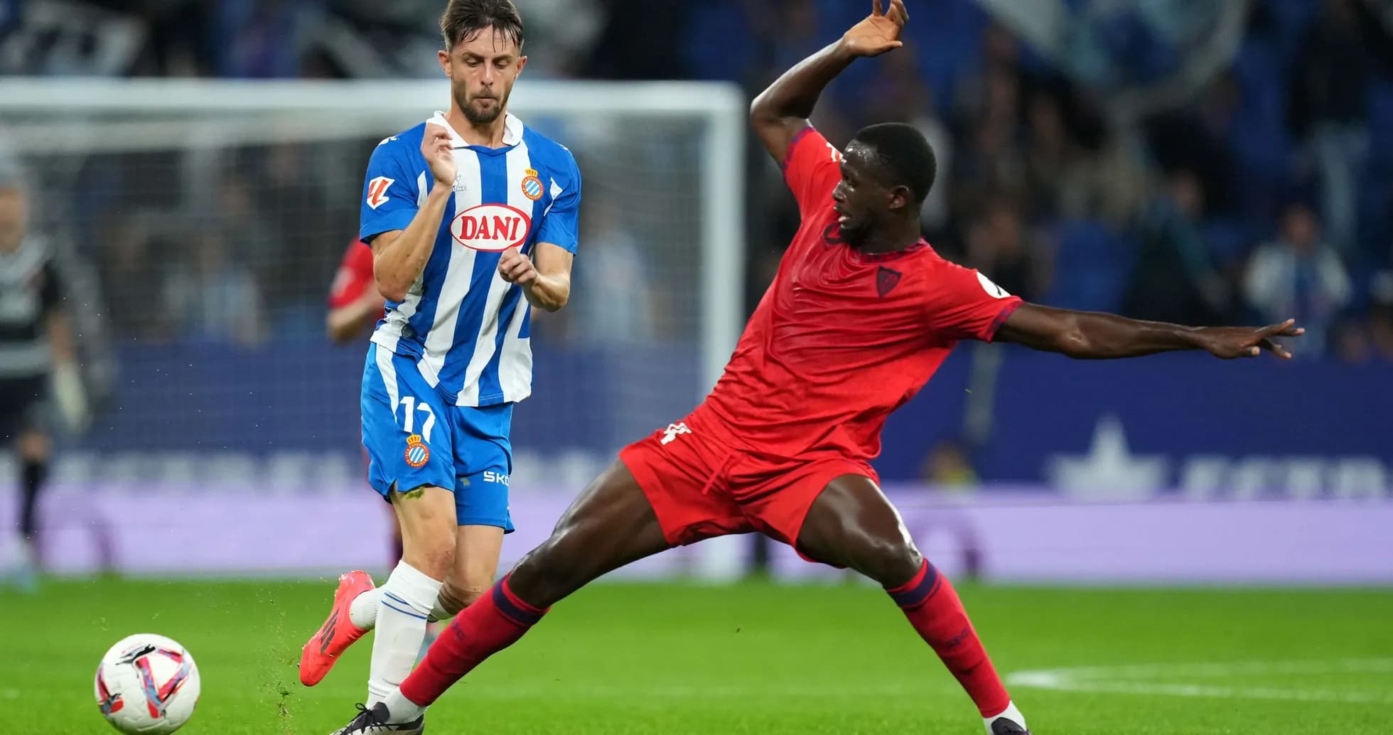 Игроки Sevilla и Espanyol в борьбе за мяч