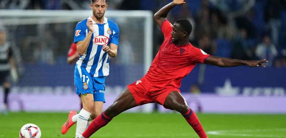Игроки Sevilla и Espanyol в борьбе за мяч