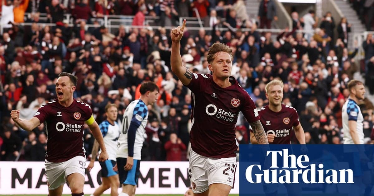 Игроки Hearts празднуют забитый гол на стадионе