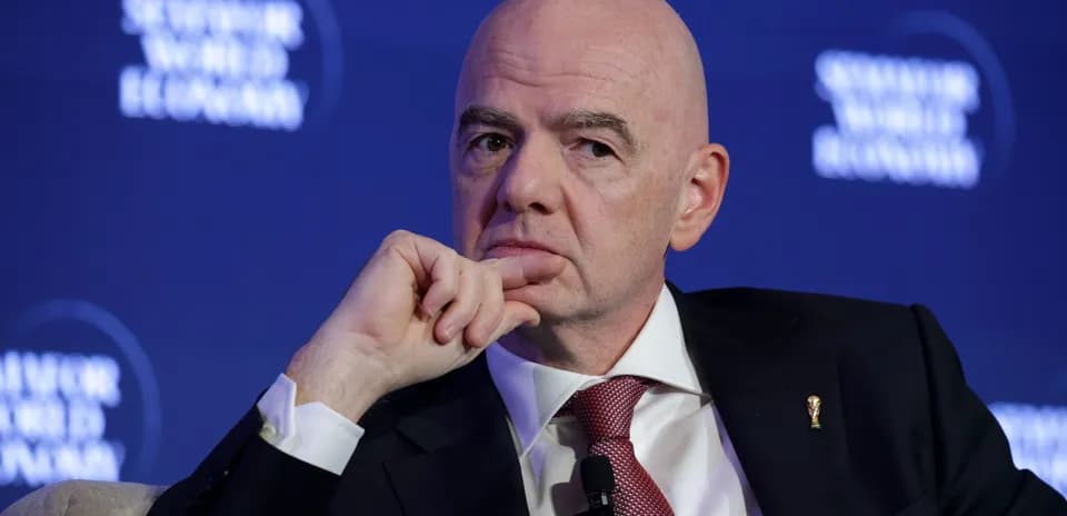 Человек, задумчиво смотрящий на конференции