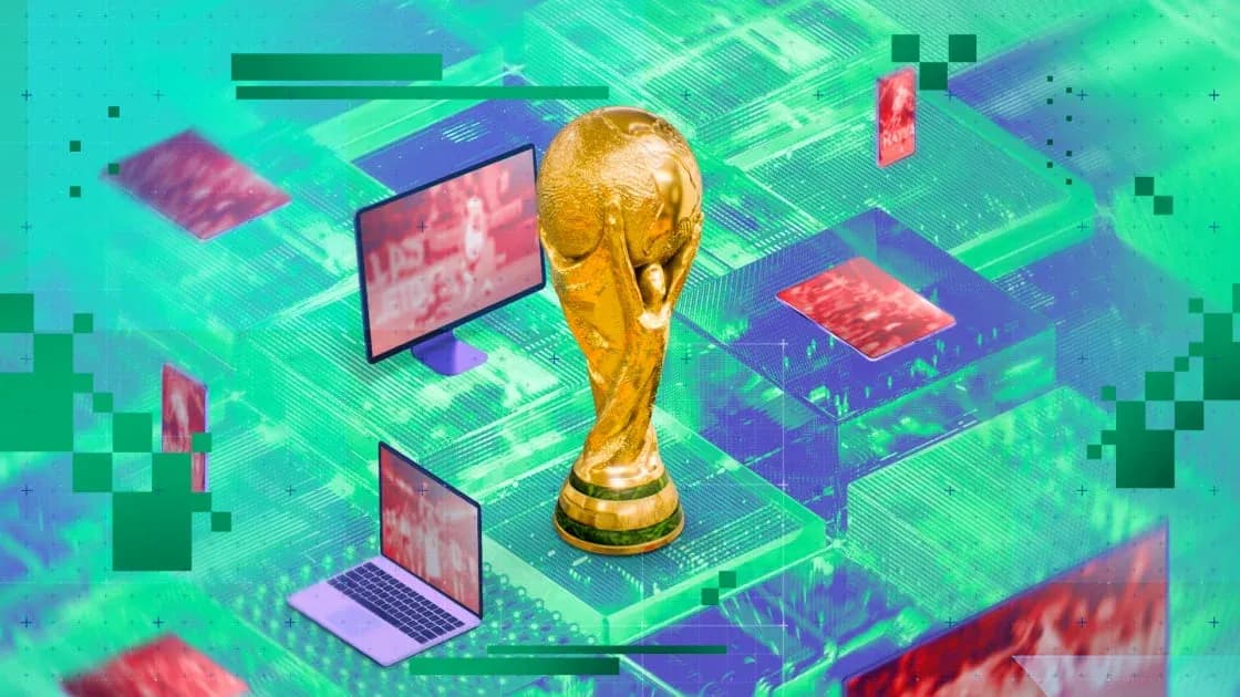 Золотой трофей Кубка мира на фоне экранов
