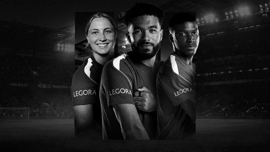 Игроки Челси FC позируют в форме на стадионе