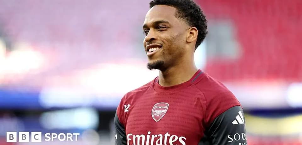 Игрок Arsenal улыбается во время разминки
