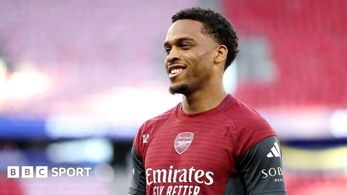 Игрок Arsenal улыбается во время разминки