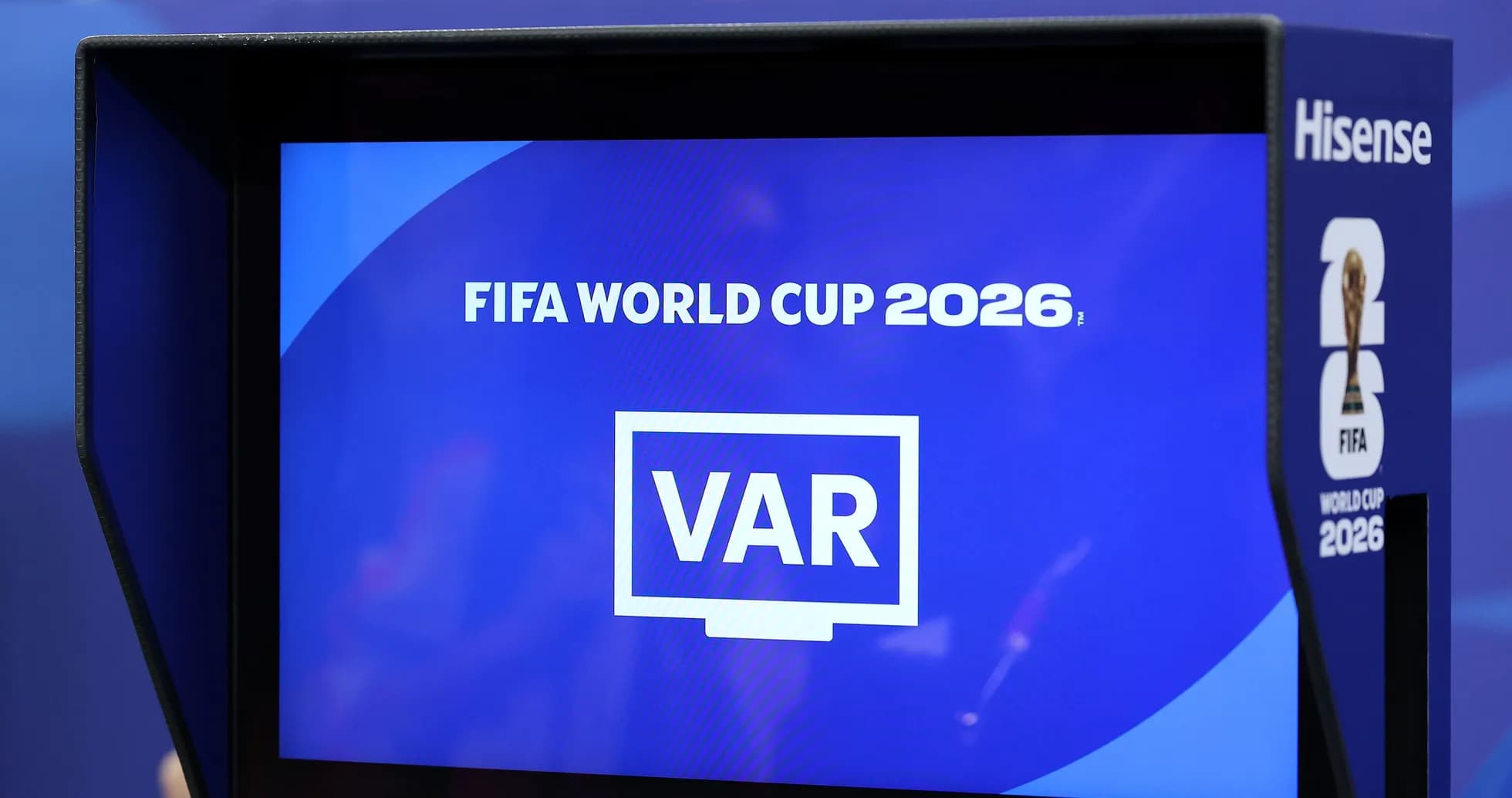 Экран VAR с логотипом чемпионата мира FIFA 2026