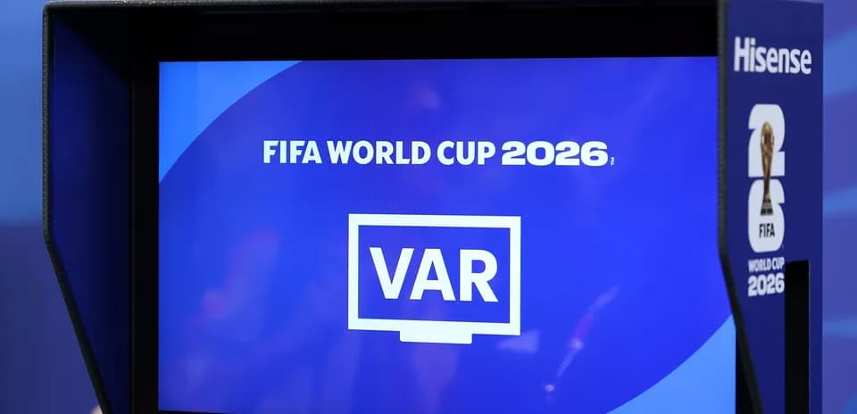 Экран VAR с логотипом чемпионата мира FIFA 2026