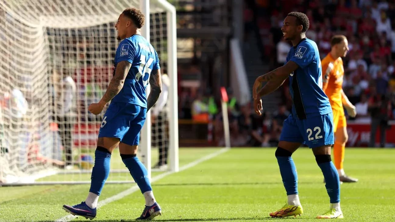 Игроки Bournemouth празднуют гол на матче