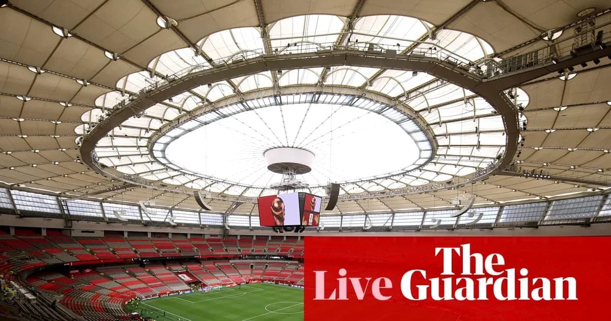 Вид на стадион с открытым куполом