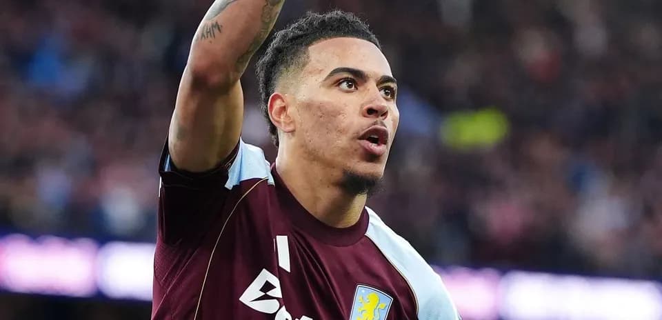 Игрок Aston Villa поднимает руку во время матча