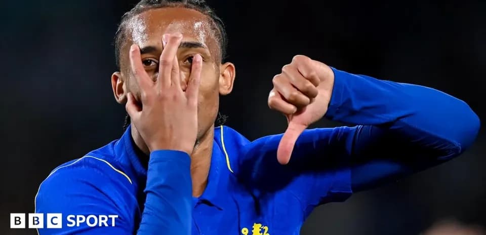 Игрок Chelsea показывает жест после матча