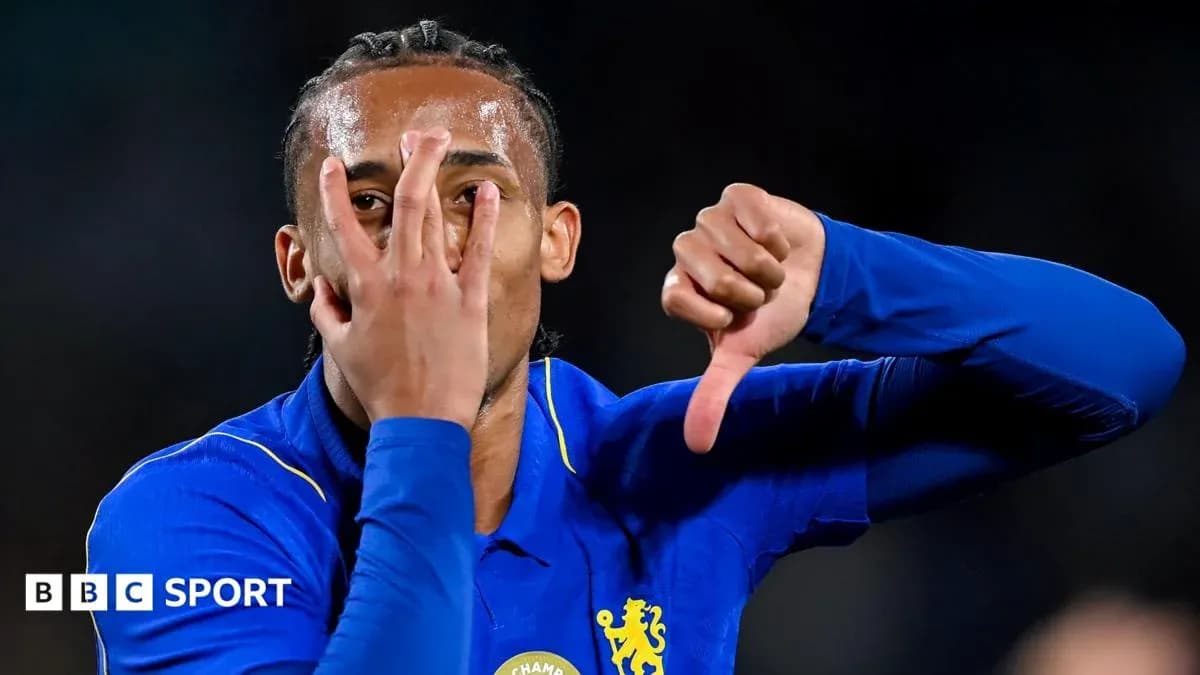 Игрок Chelsea показывает жест после матча