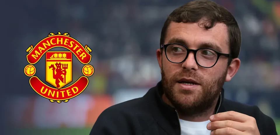 Человек говорит на фоне логотипа Manchester United