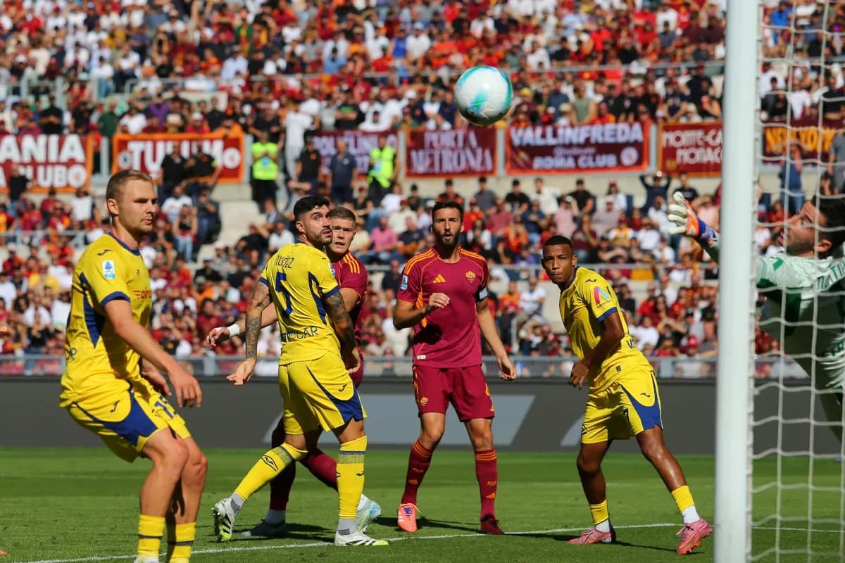 Игроки Хеллас Верона против AS Roma в матче