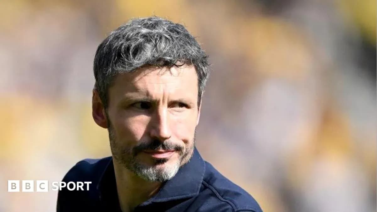Тренер на стадионе перед матчем Тренер на стадионе перед матчем
