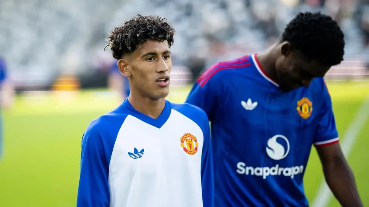 Игроки Manchester United перед матчем на поле Игроки Manchester United перед матчем на поле