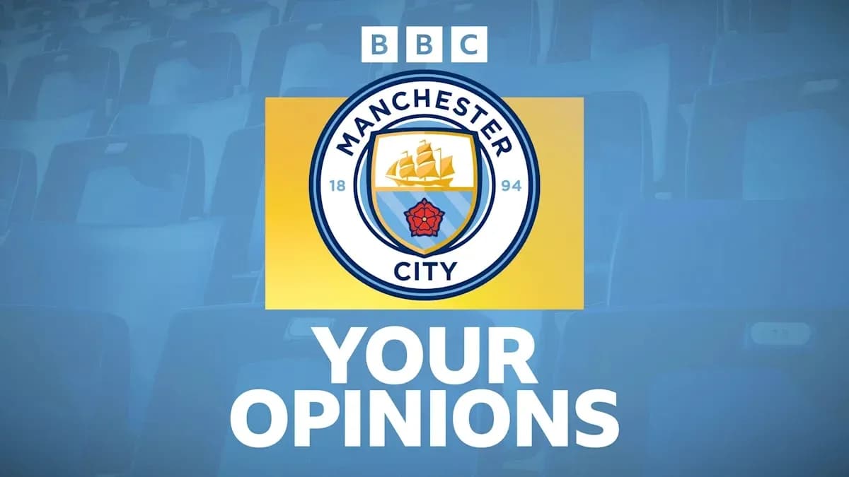Логотип Manchester City на фоне стадиона Логотип Manchester City на фоне стадиона