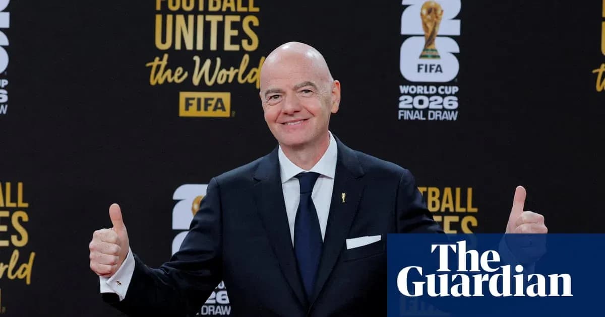 Человек с поднятыми большими пальцами на фоне логотипов FIFA Человек с поднятыми большими пальцами на фоне логотипов FIFA