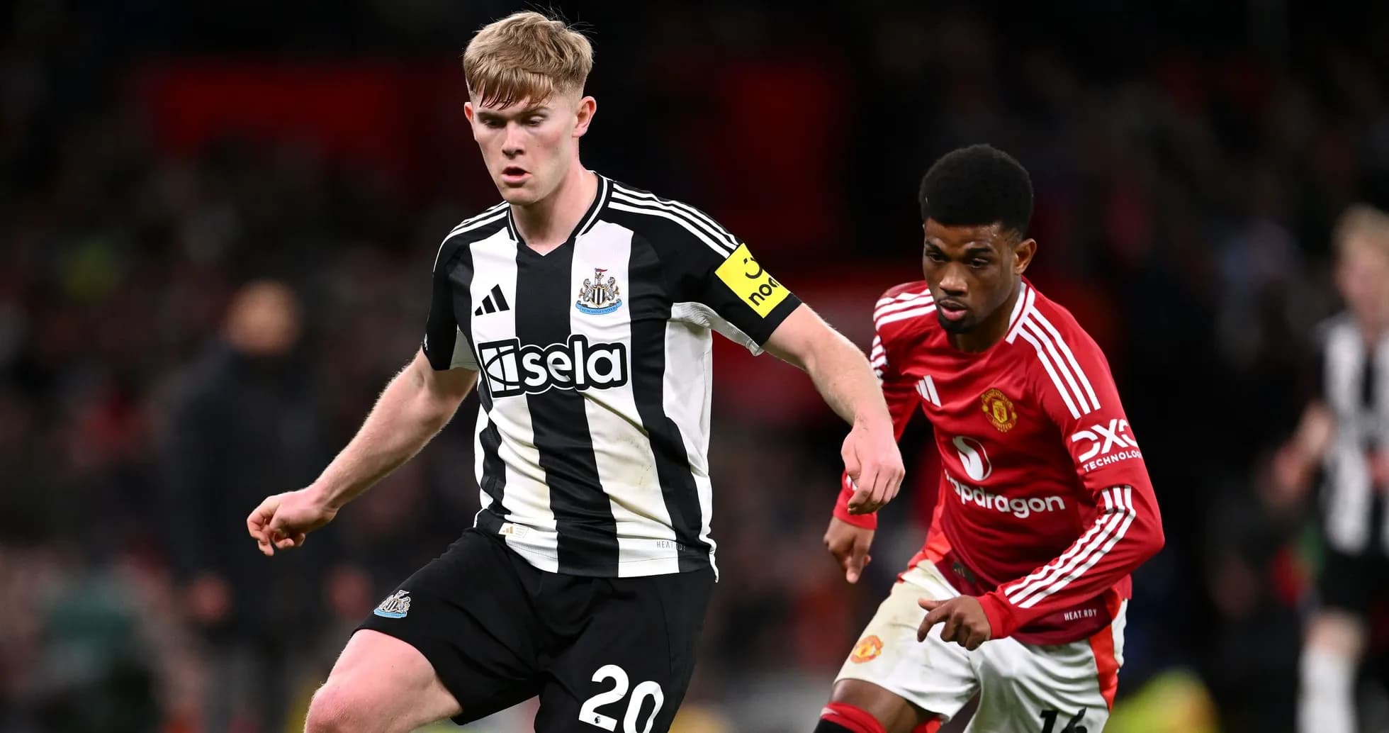 Игроки Newcastle и Manchester United в борьбе за мяч Игроки Newcastle и Manchester United в борьбе за мяч