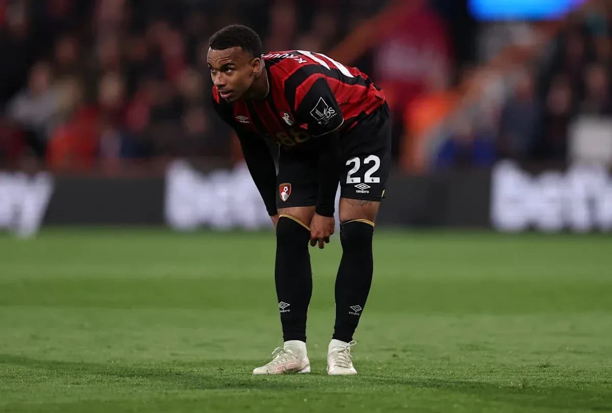 Игрок Bournemouth наклонился на поле во время матча Игрок Bournemouth наклонился на поле во время матча