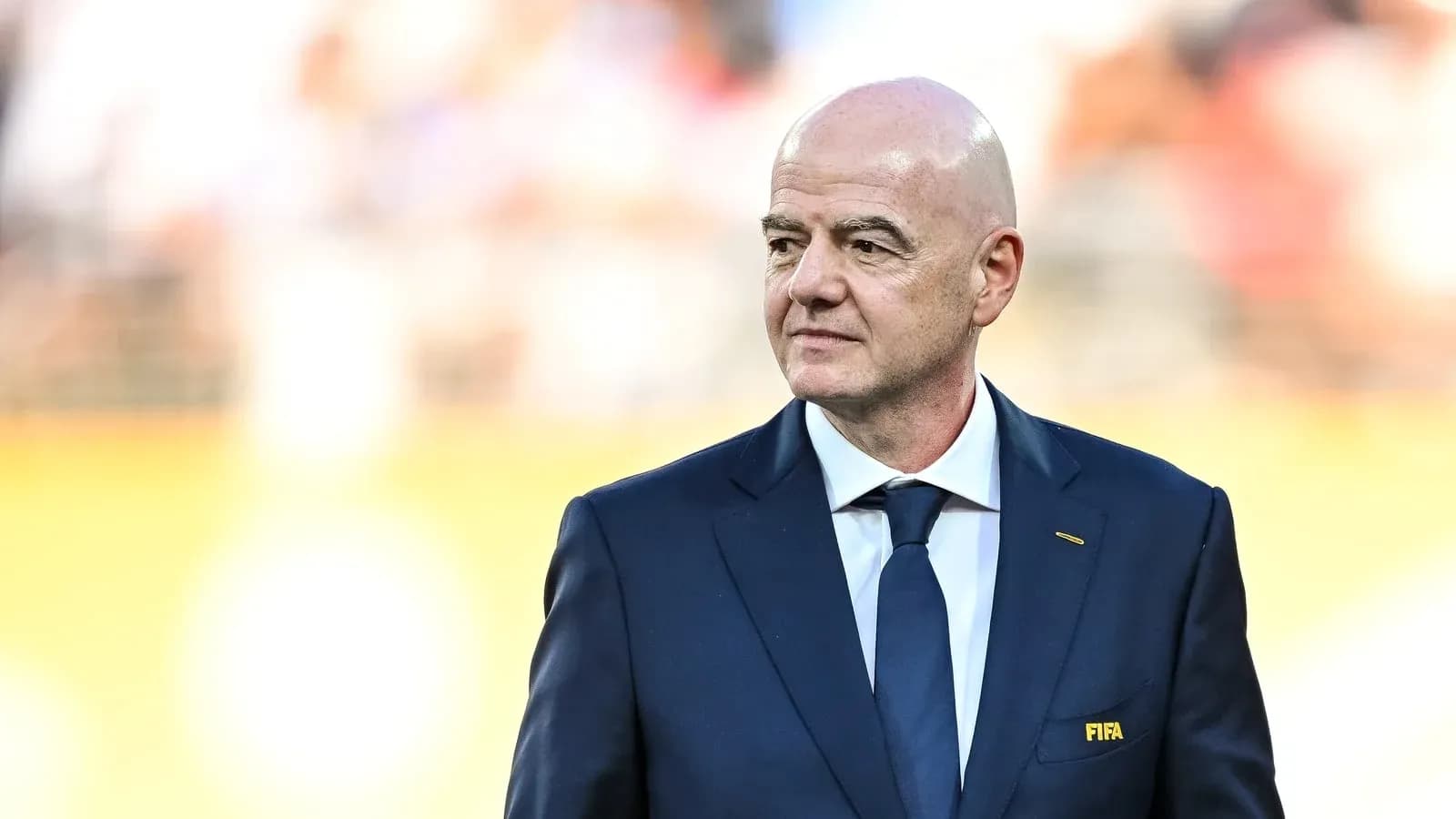 Человек в костюме с логотипом FIFA на груди Человек в костюме с логотипом FIFA на груди