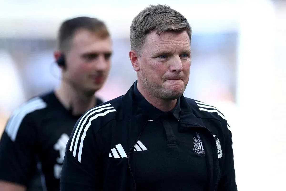 Тренер команды Newcastle United на поле стадиона Тренер команды Newcastle United на поле стадиона