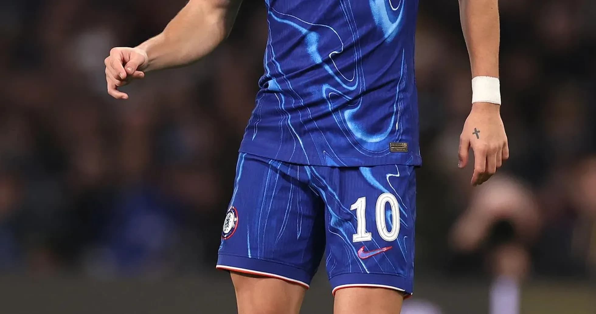 Игрок Chelsea с мячом на поле во время матча Игрок Chelsea с мячом на поле во время матча