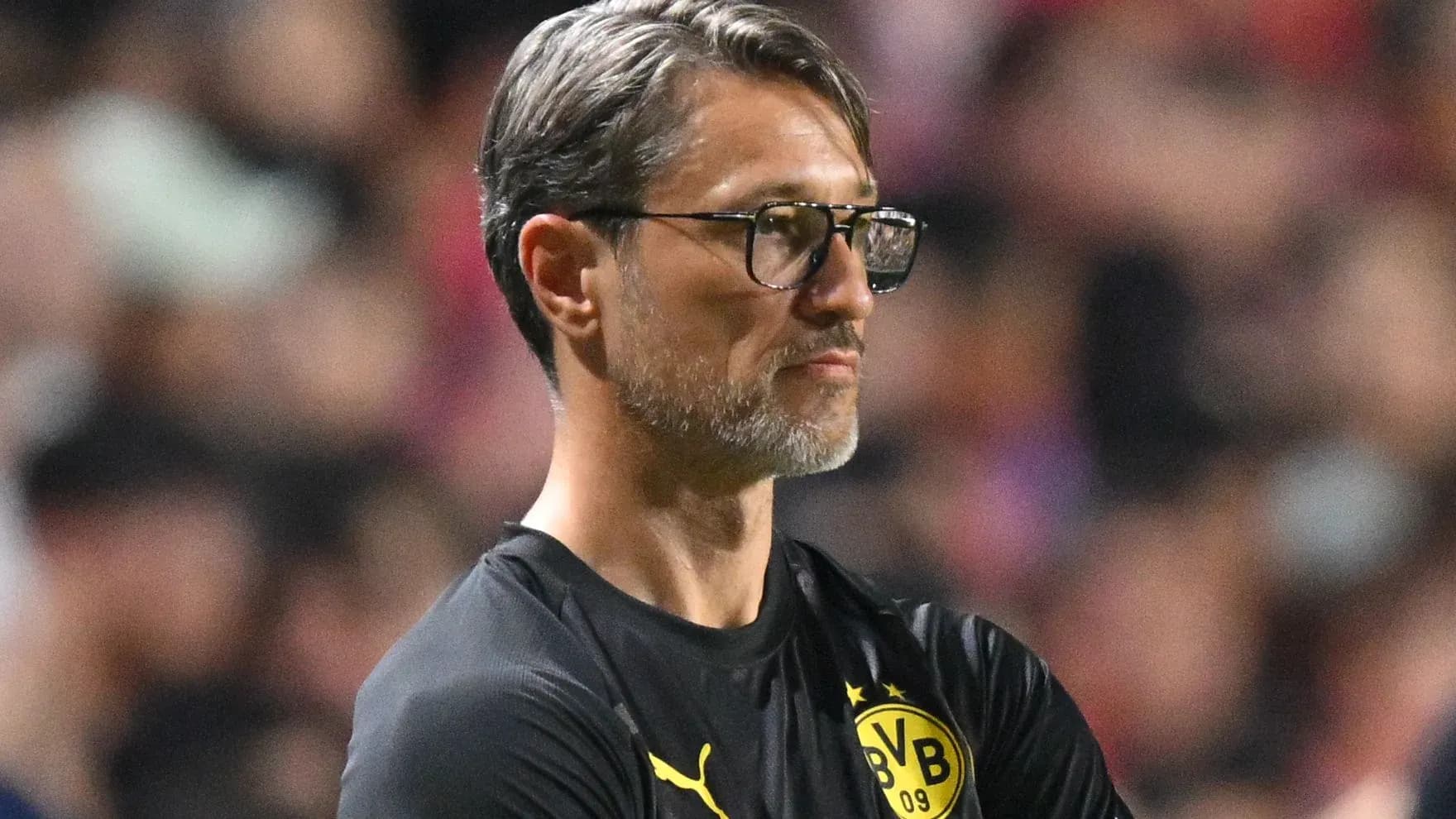 Тренер в черной форме с логотипом BVB Тренер в черной форме с логотипом BVB