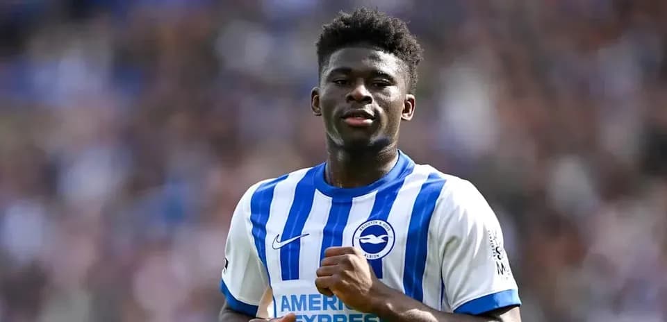 Игрок Brighton & Hove Albion на поле во время матча Игрок Brighton & Hove Albion на поле во время матча
