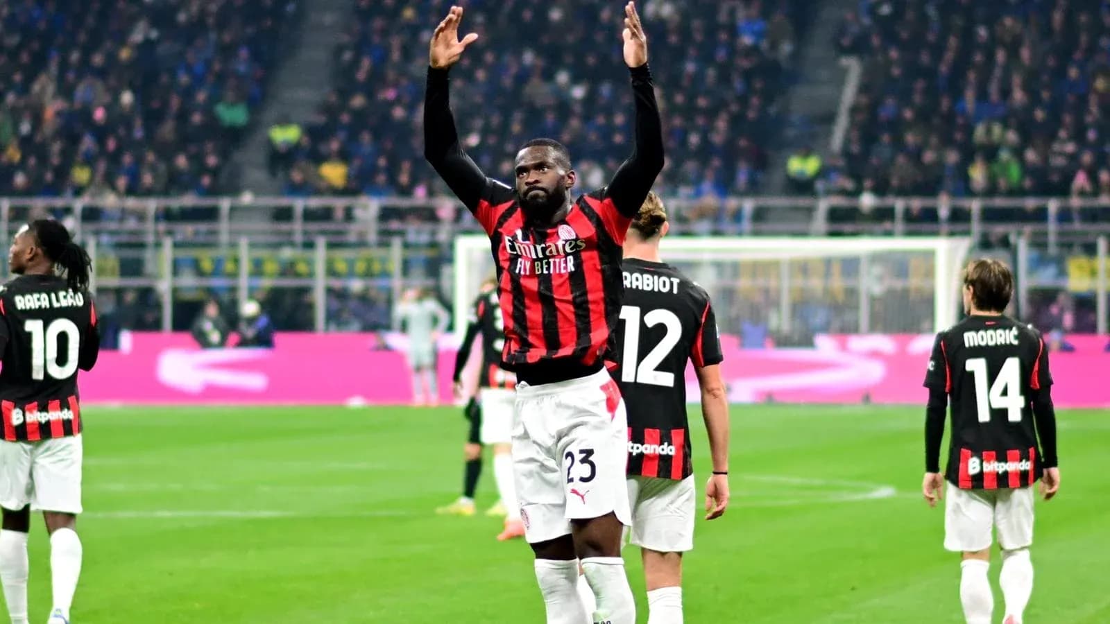 Игроки AC Milan на поле во время матча Игроки AC Milan на поле во время матча
