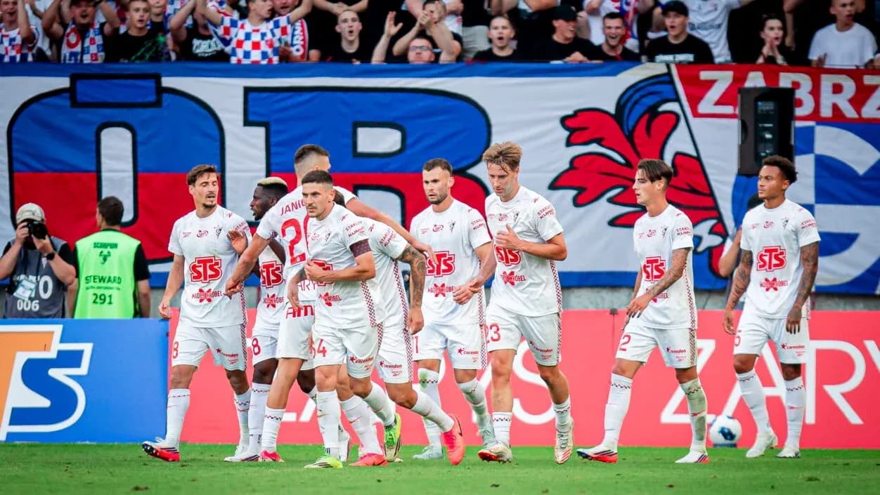 Игроки Гурника Забже празднуют гол Игроки Гурника Забже празднуют гол